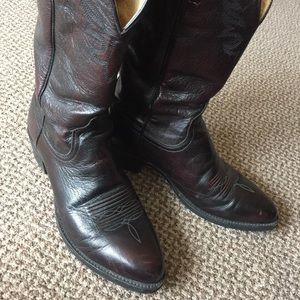 Ariat burgundy cowboy boots 7